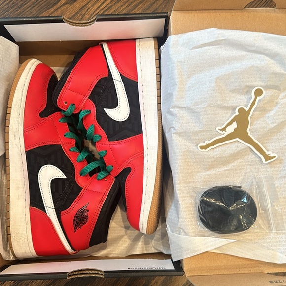 Air Jordan 1 Mid SE (GS) ‘Christmas’ Size 7 - Picture 11 of 11